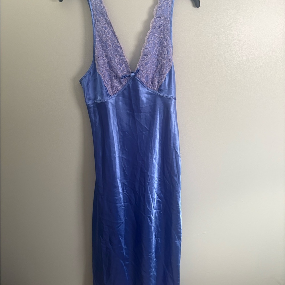 Jones New York Periwinkle Chemise with Lace Trim - Medium